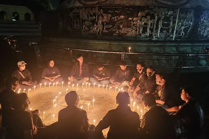 Ribuan Lilin untuk Demokrasi: Jurnalis dan Mahasiswa Gelar Aksi Tolak RUU Penyiaran